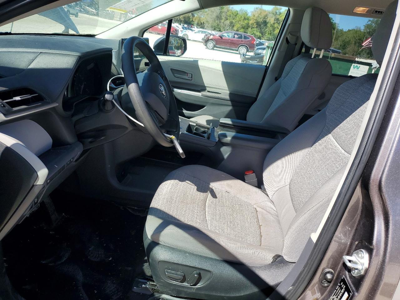 2022 Toyota Sienna Le 8-Passenger - Фото 7