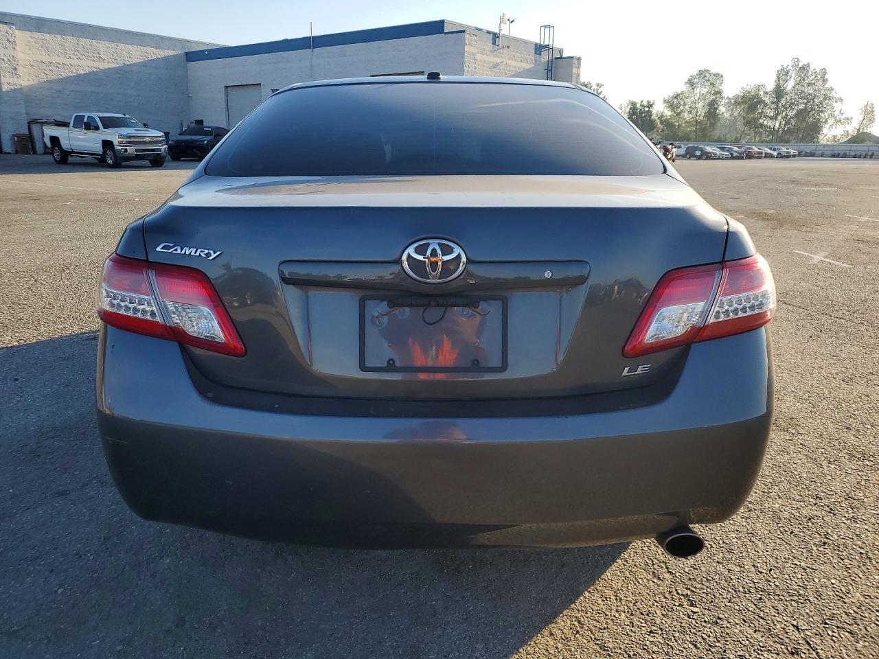2010 Toyota Camry Le - Фото 6