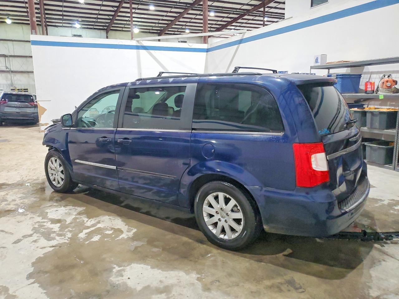 2012 Chrysler Town & Country Touring - Фото 2