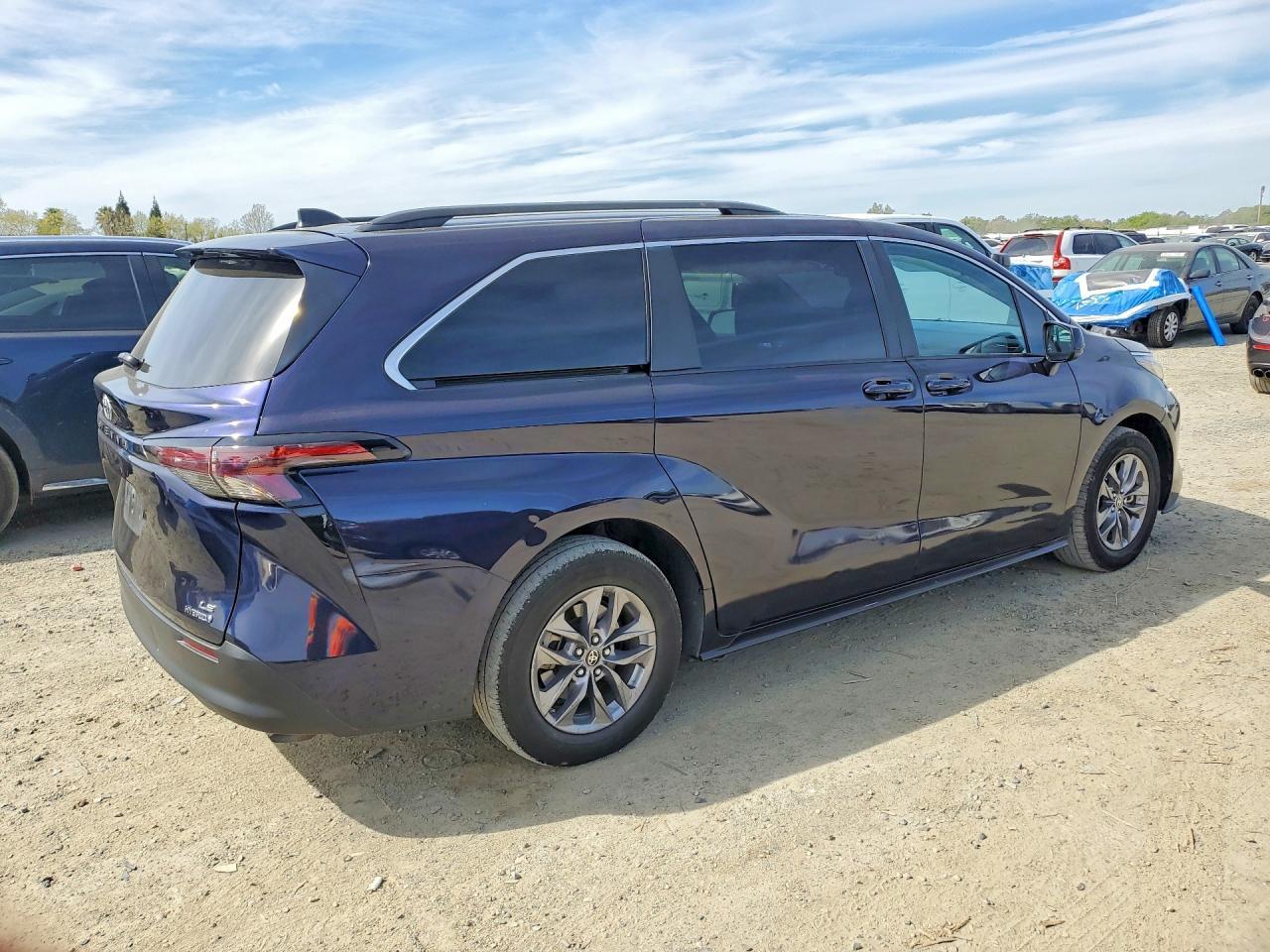 2024 Toyota Sienna Le 8-Passenger - Image 3