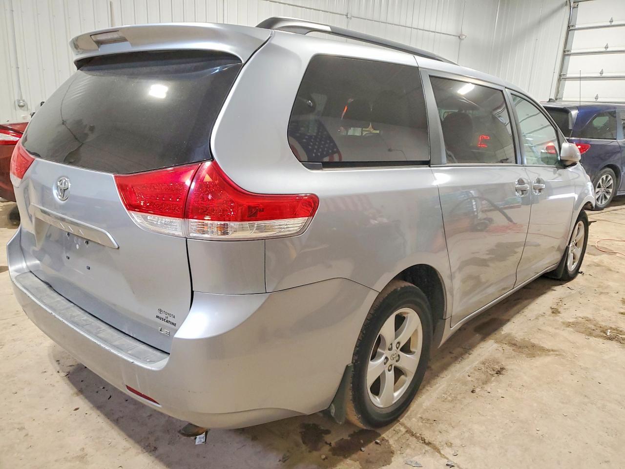 2014 Toyota Sienna Le 8-Passenger - Image 3