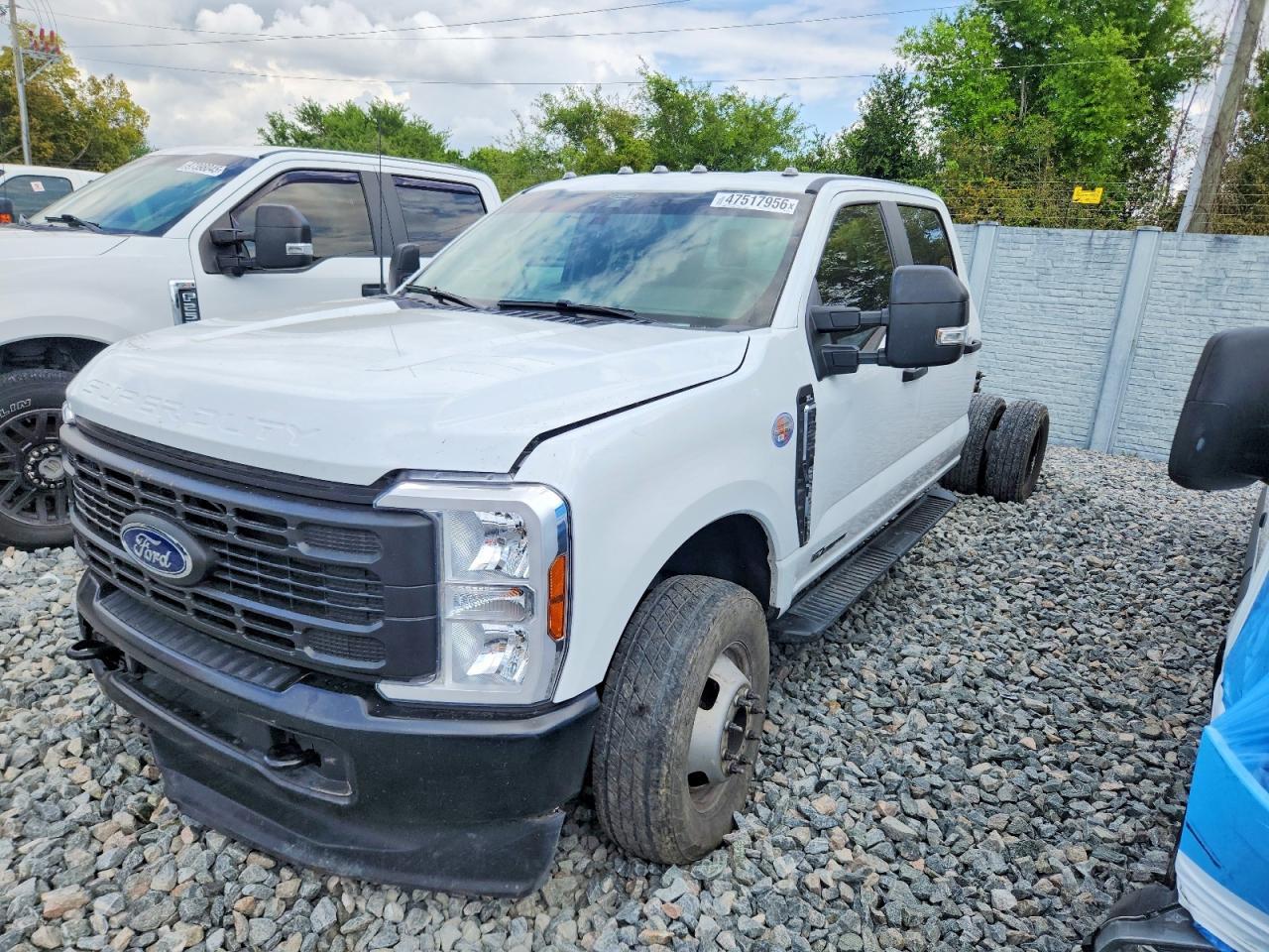 2025 Ford F350 Super Duty Truck Cab And Chassis - Image 2