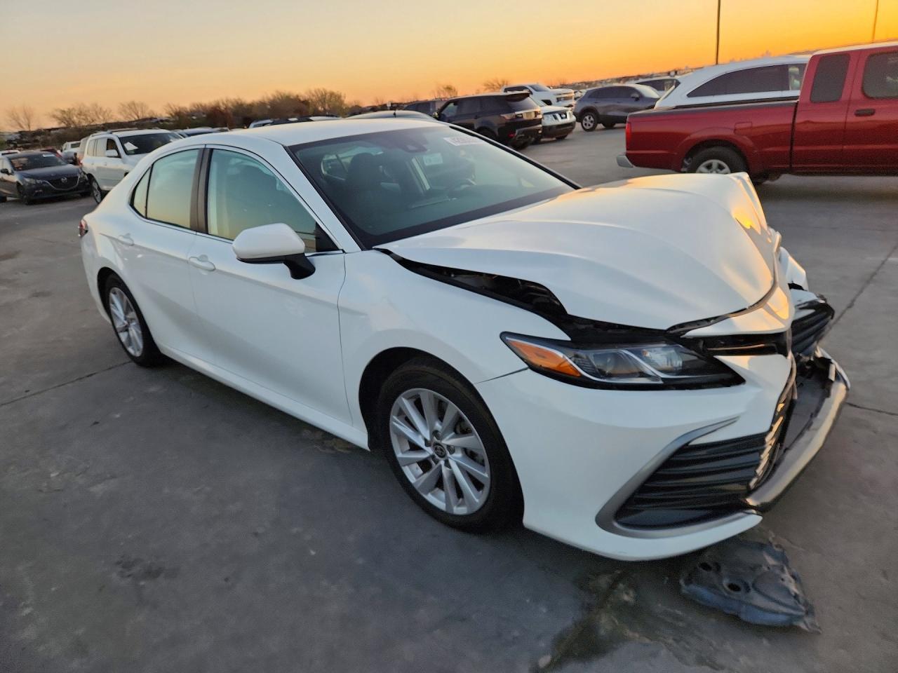 2021 Toyota Camry Le - Фото 4