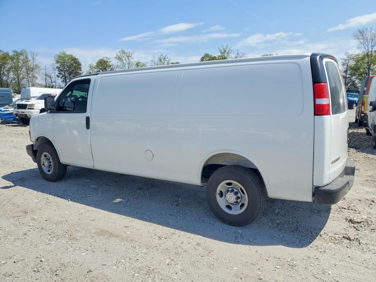 2025 Chevrolet Express 3500 Cargo Delivery Van - Фото 2