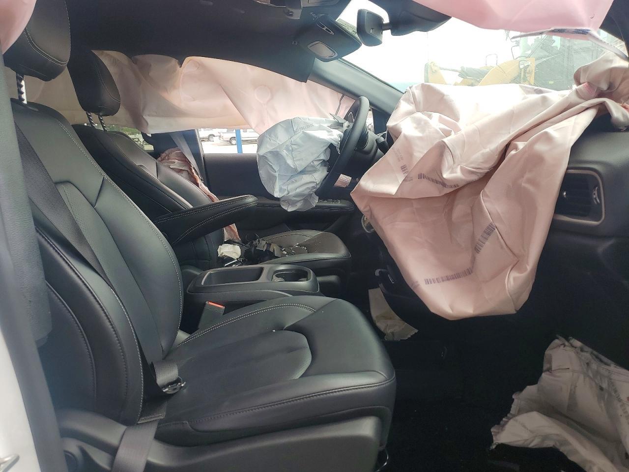 2025 Chrysler Pacifica - Image 7