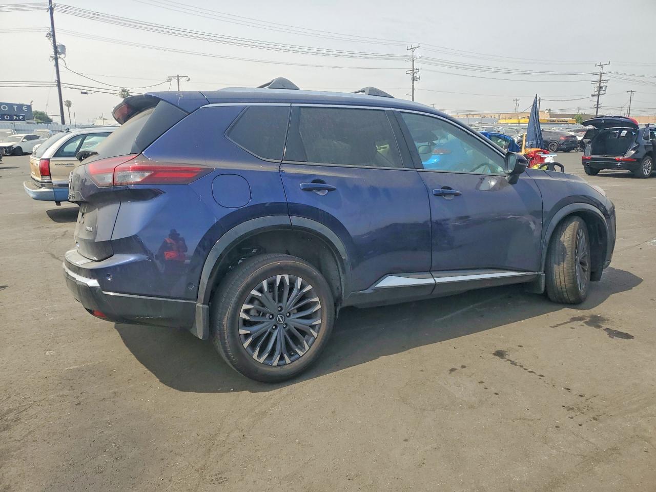 2025 Nissan Rogue Platinum - Фото 3
