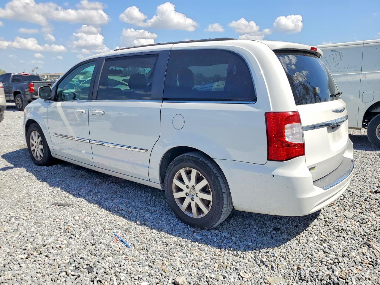 2016 Chrysler Town & Country Touring - Фото 2