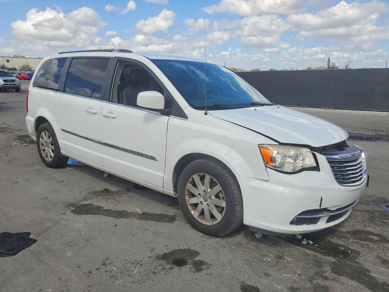 2016 Chrysler Town & Country Touring - Image 4