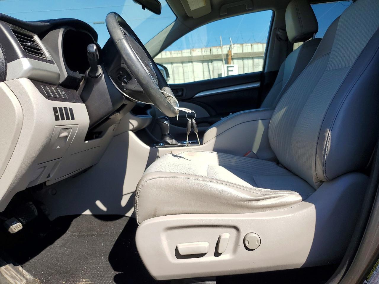 2016 Toyota Highlander Le Plus - Image 7