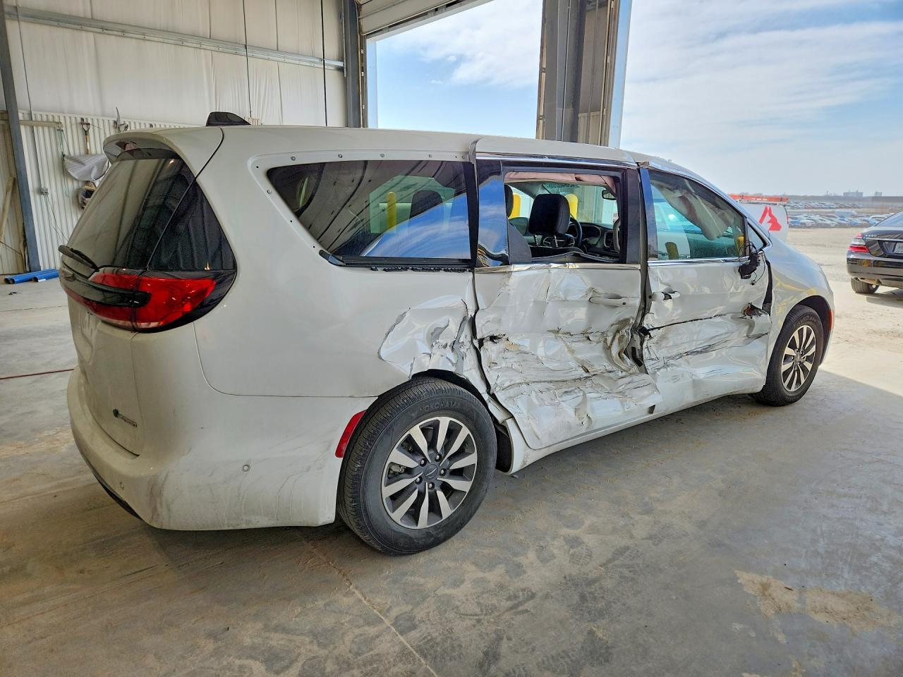 2023 Chrysler Pacifica Hybrid Touring L - Фото 3