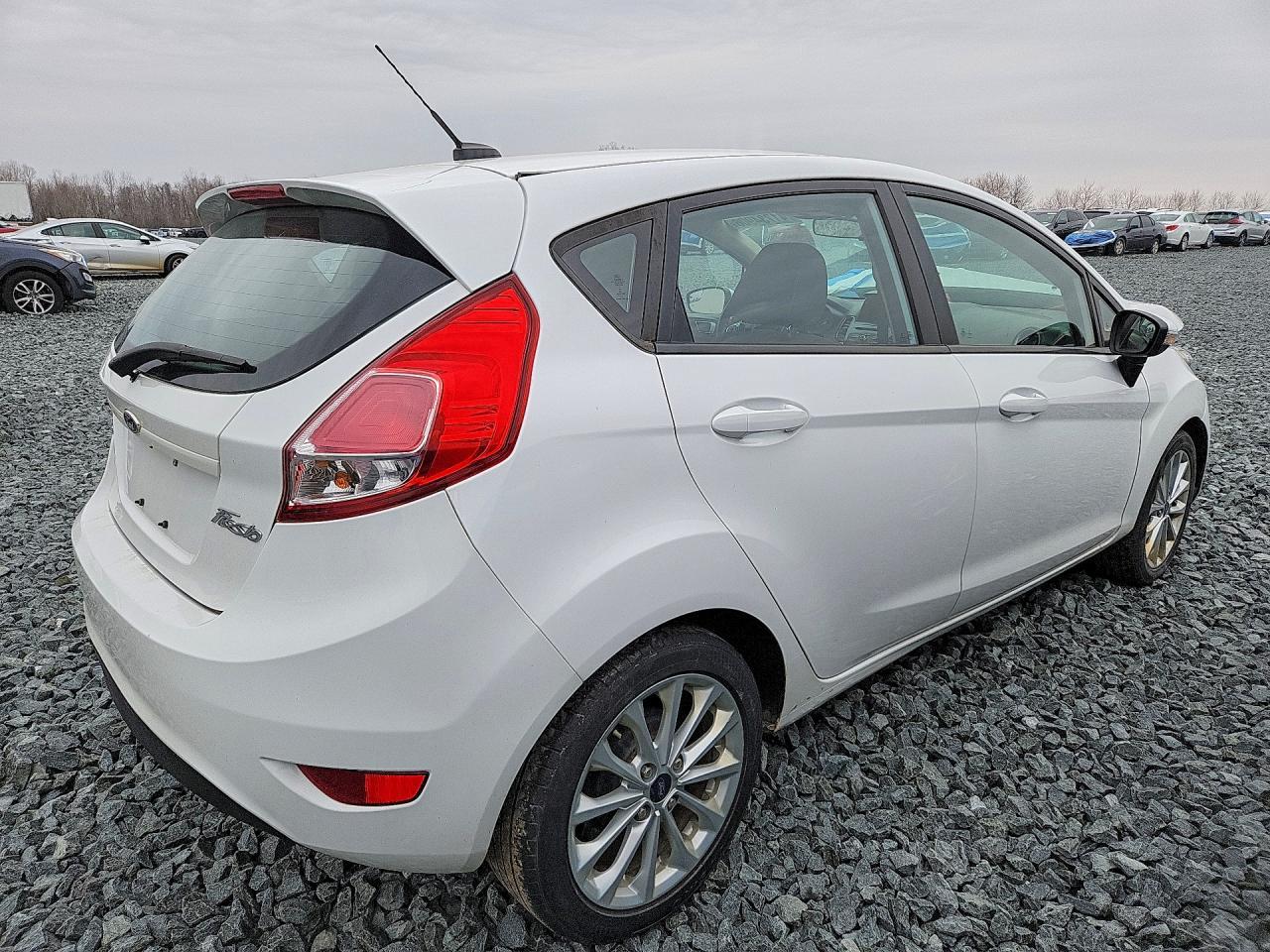 2014 Ford Fiesta Se - Фото 3