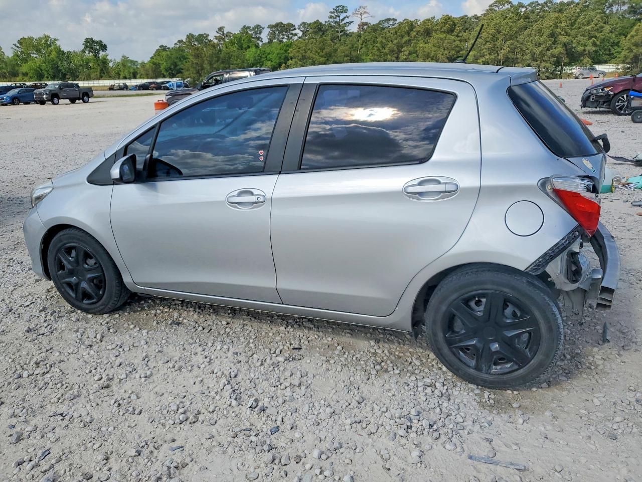 2013 Toyota Yaris 5-Door Le - Фото 2
