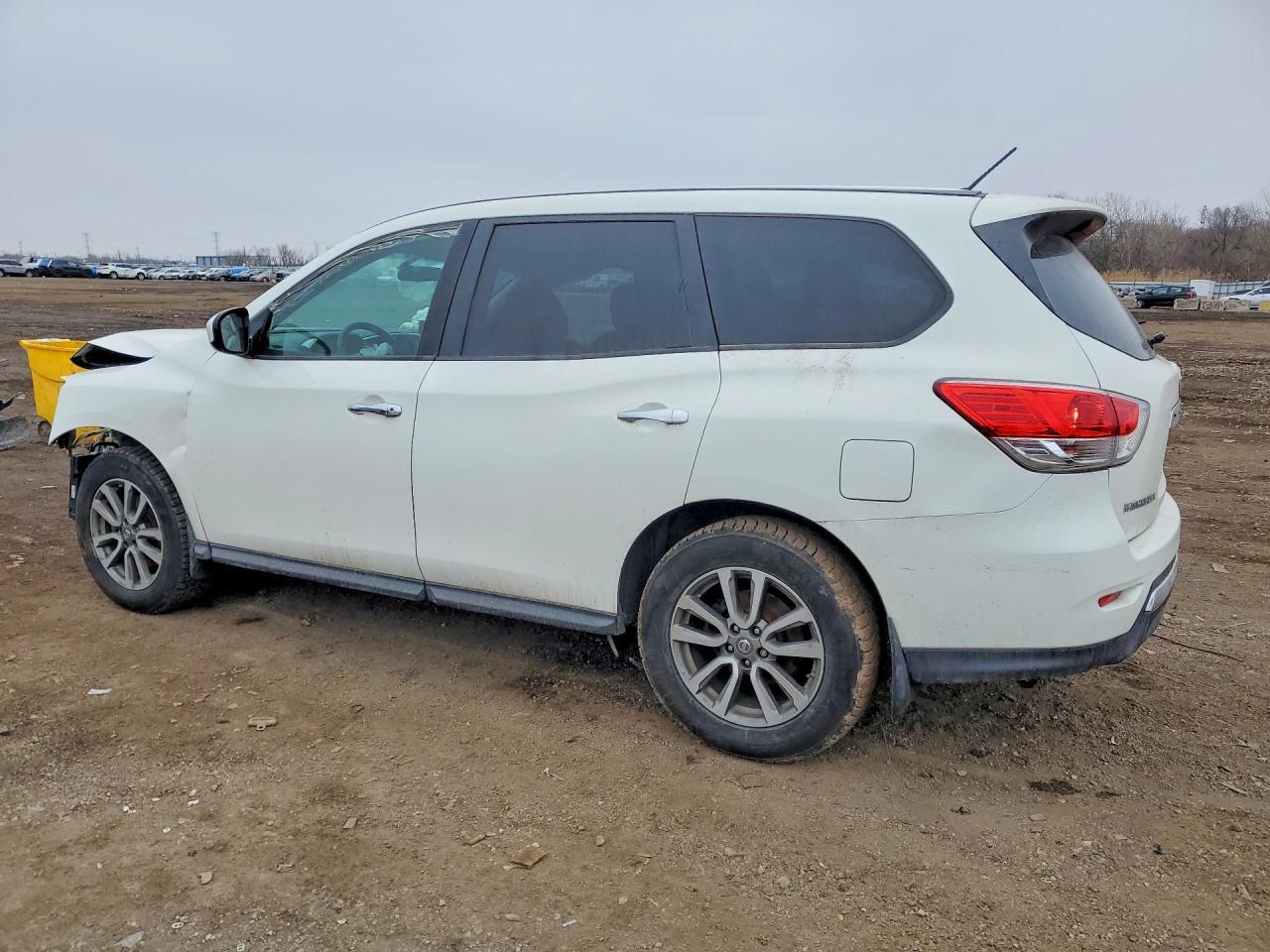 2014 Nissan Pathfinder S - Image 2