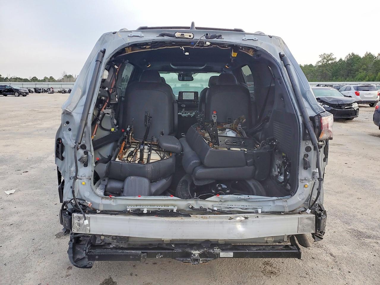 2024 Toyota Sienna Woodland Edition - Image 6