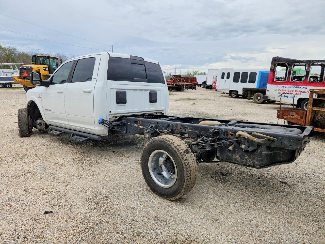 2024 Ram 3500 Cab & Chassis L - Фото 2