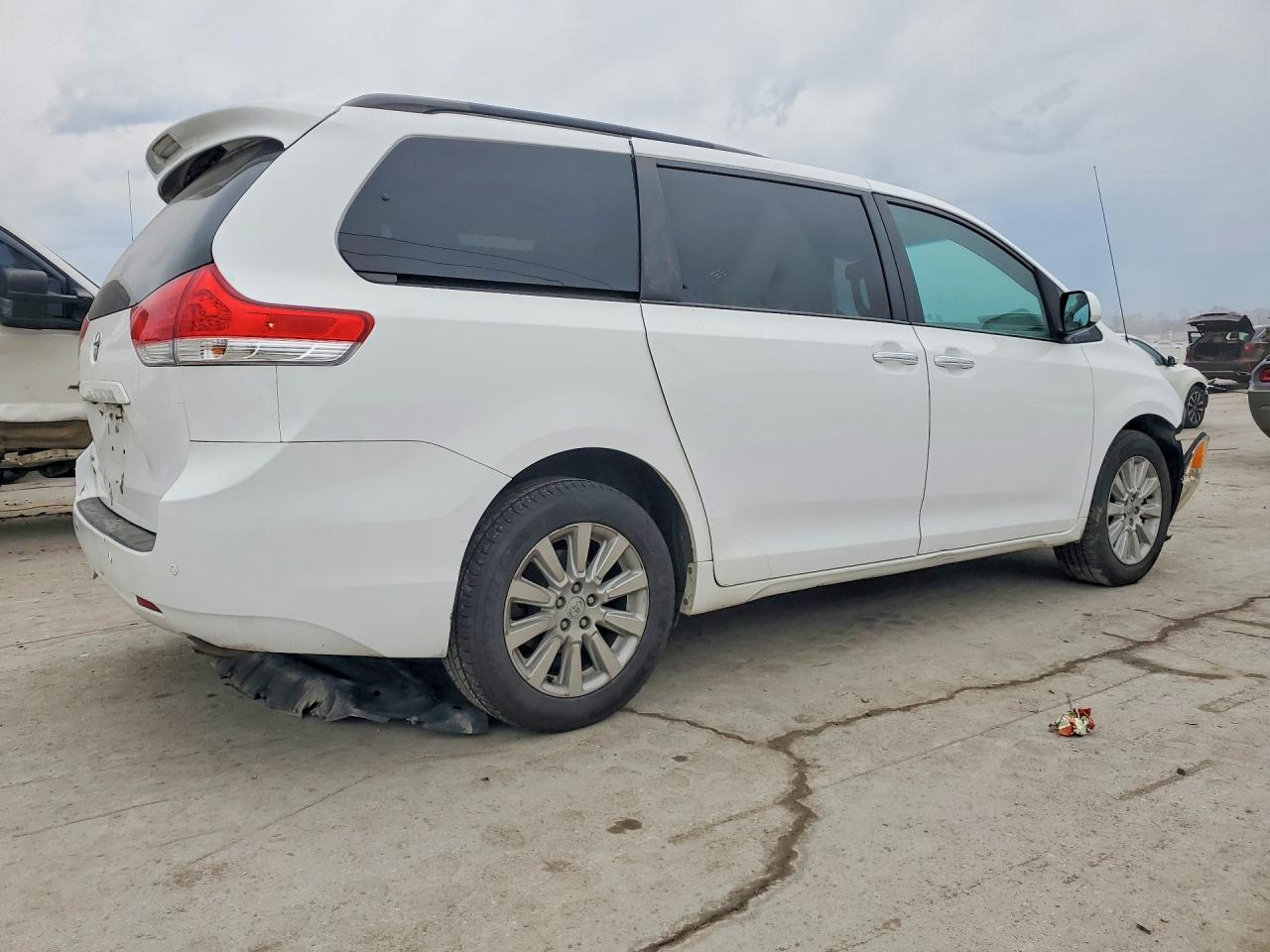 2013 Toyota Sienna Xle 7-Passenger - Image 3