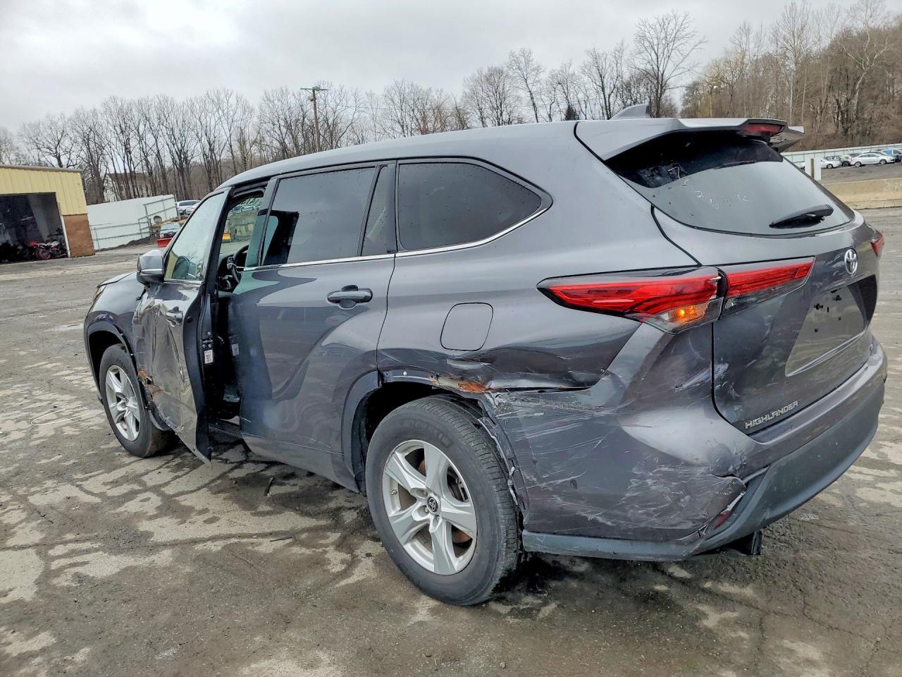 2021 Toyota Highlander Le - Image 2
