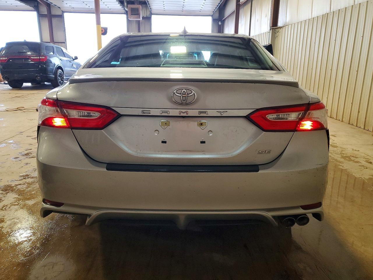 2020 Toyota Camry Se - Фото 6