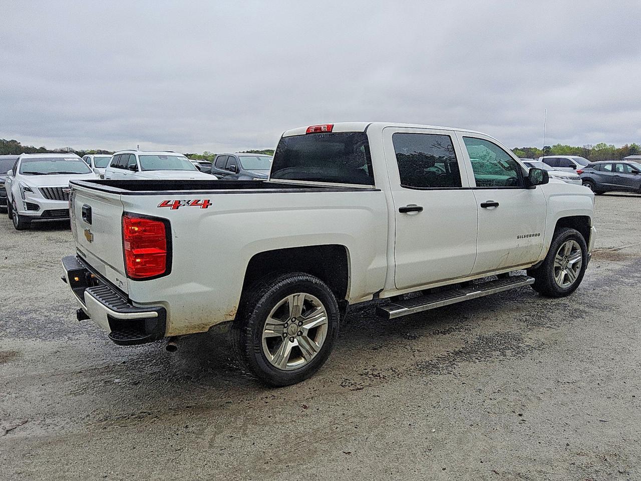 2018 Chevrolet Silverado K1500 Custom - Фото 3