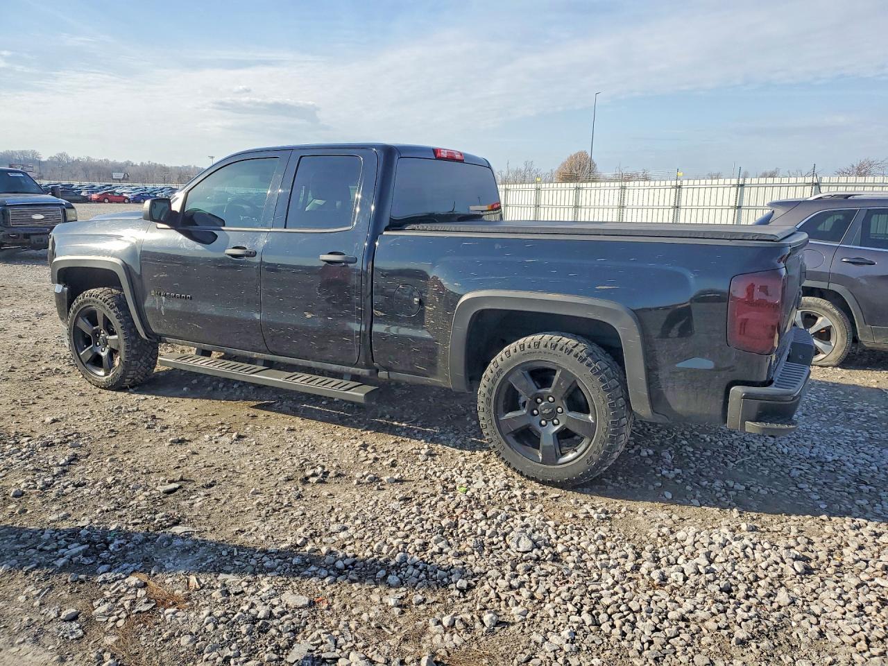 2017 Chevrolet Silverado K1500 Custom - Фото 2