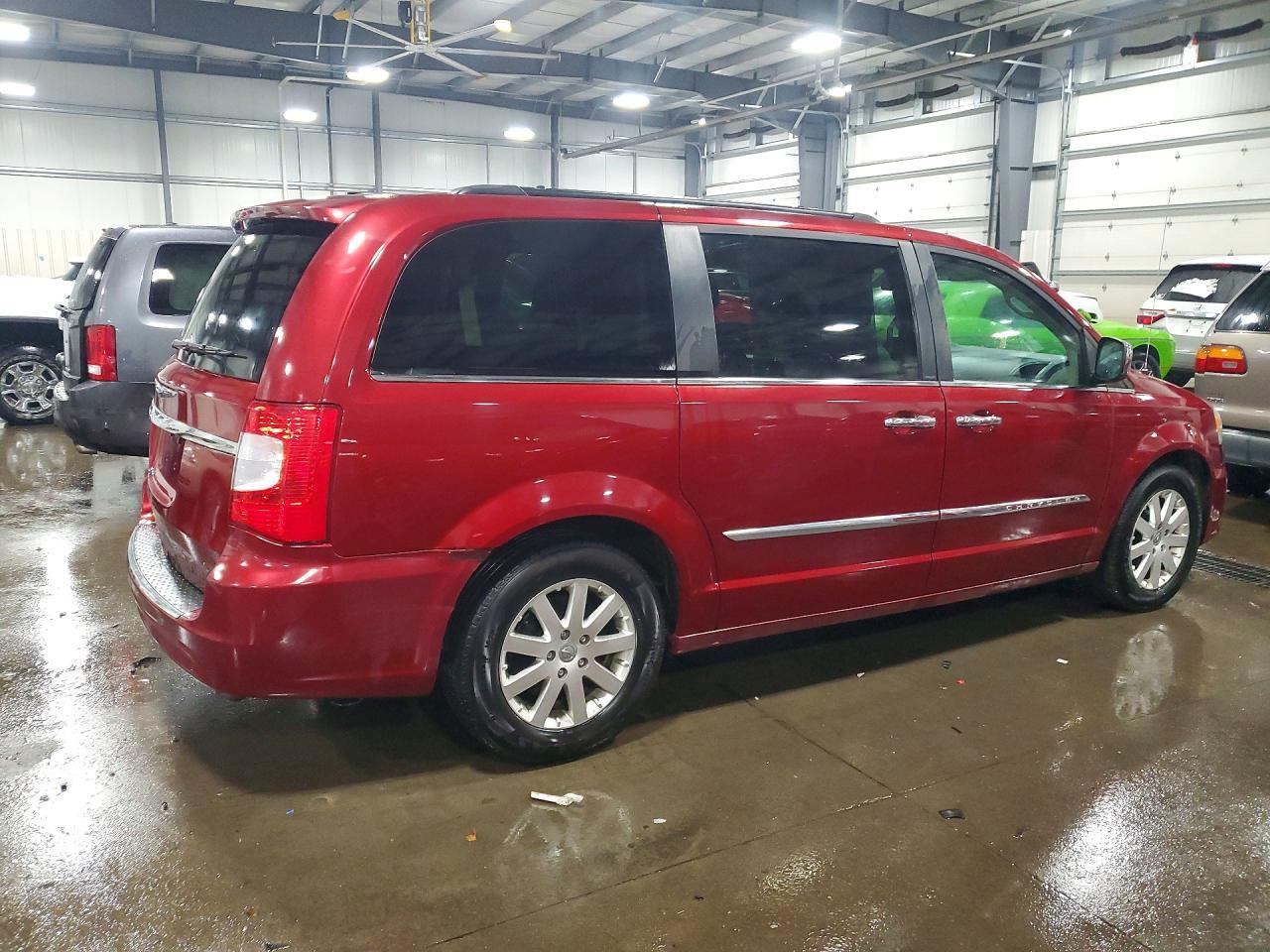 2012 Chrysler Town & Country Touring L - Фото 3