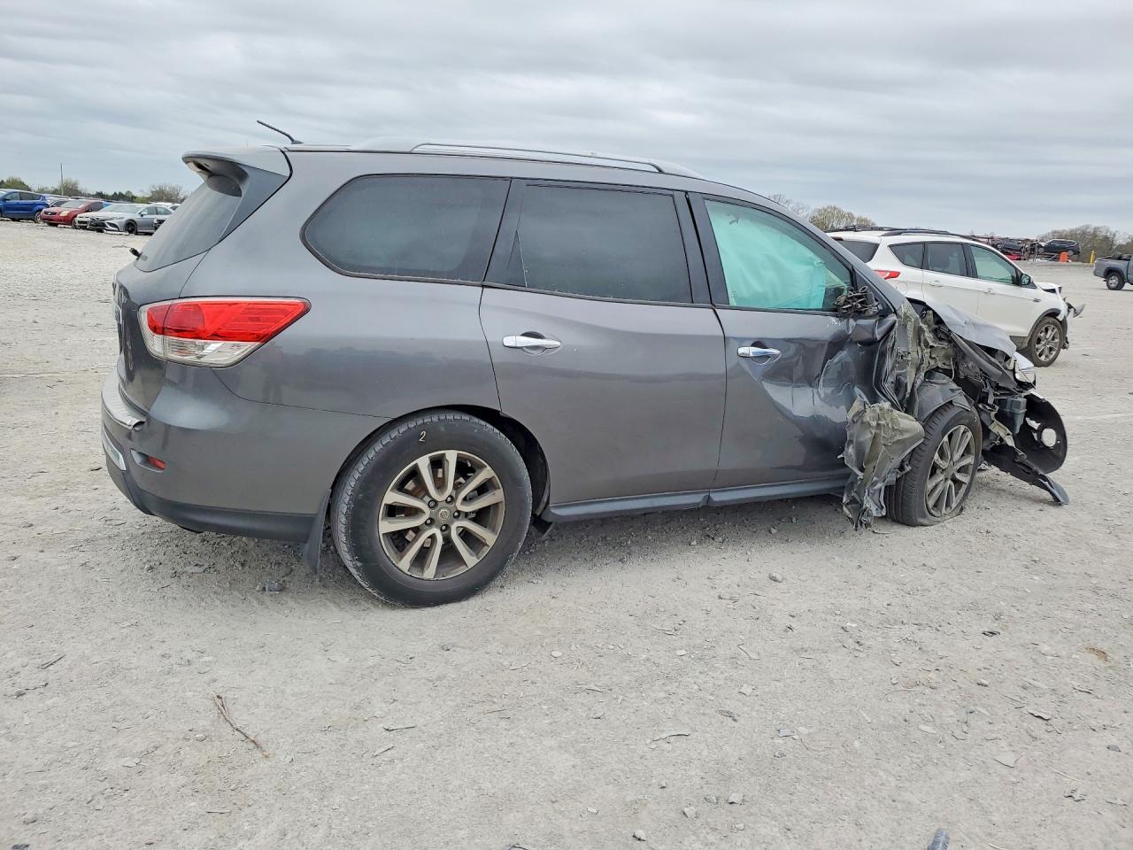 2016 Nissan Pathfinder S - Image 3