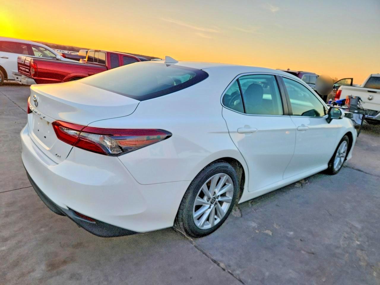 2021 Toyota Camry Le - Фото 3