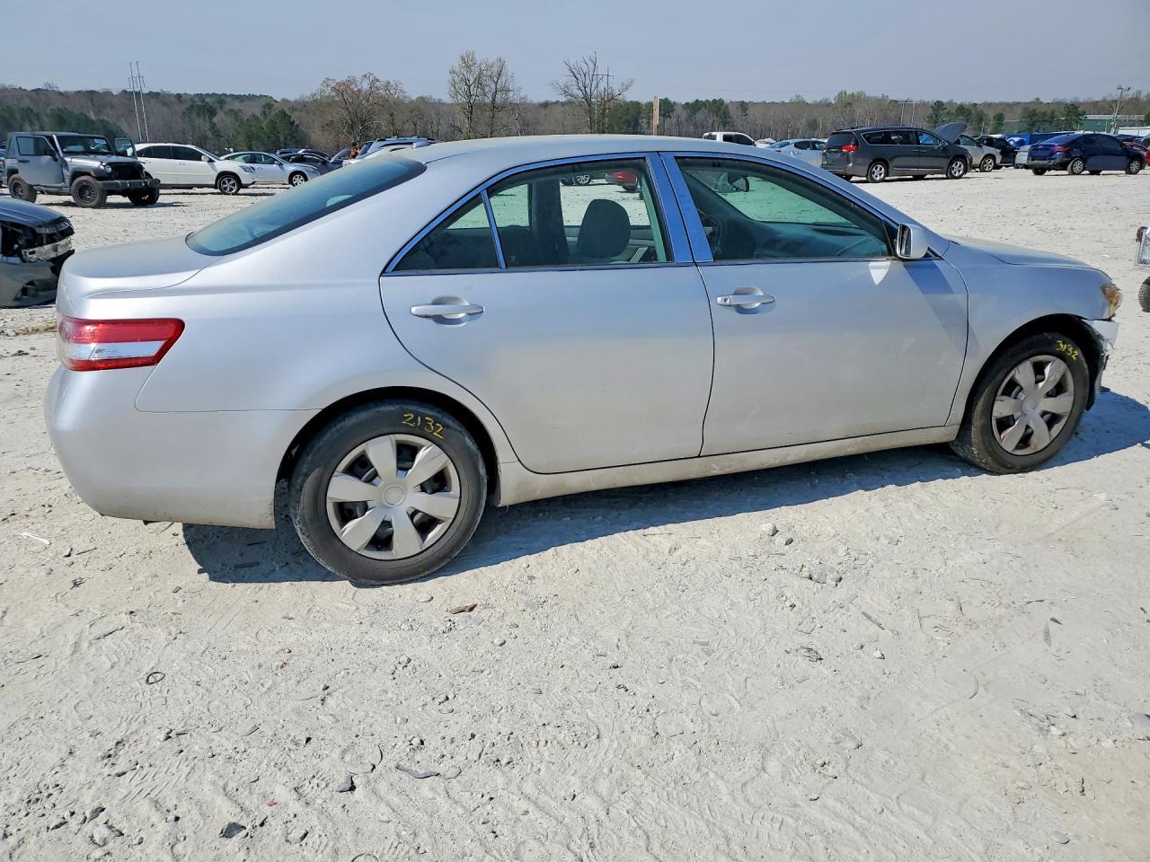 2010 Toyota Camry Base - Фото 3