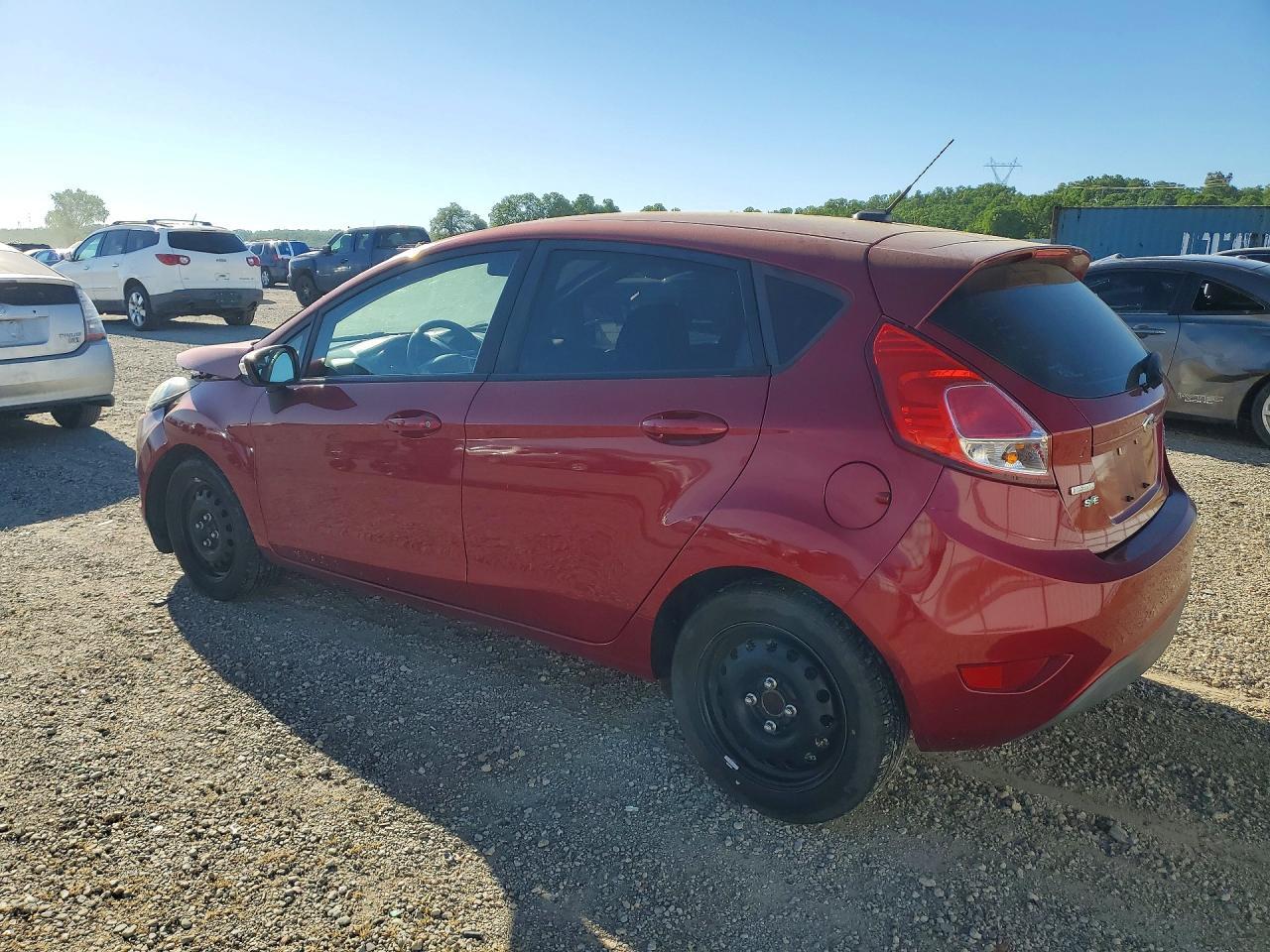2015 Ford Fiesta Se - Фото 2