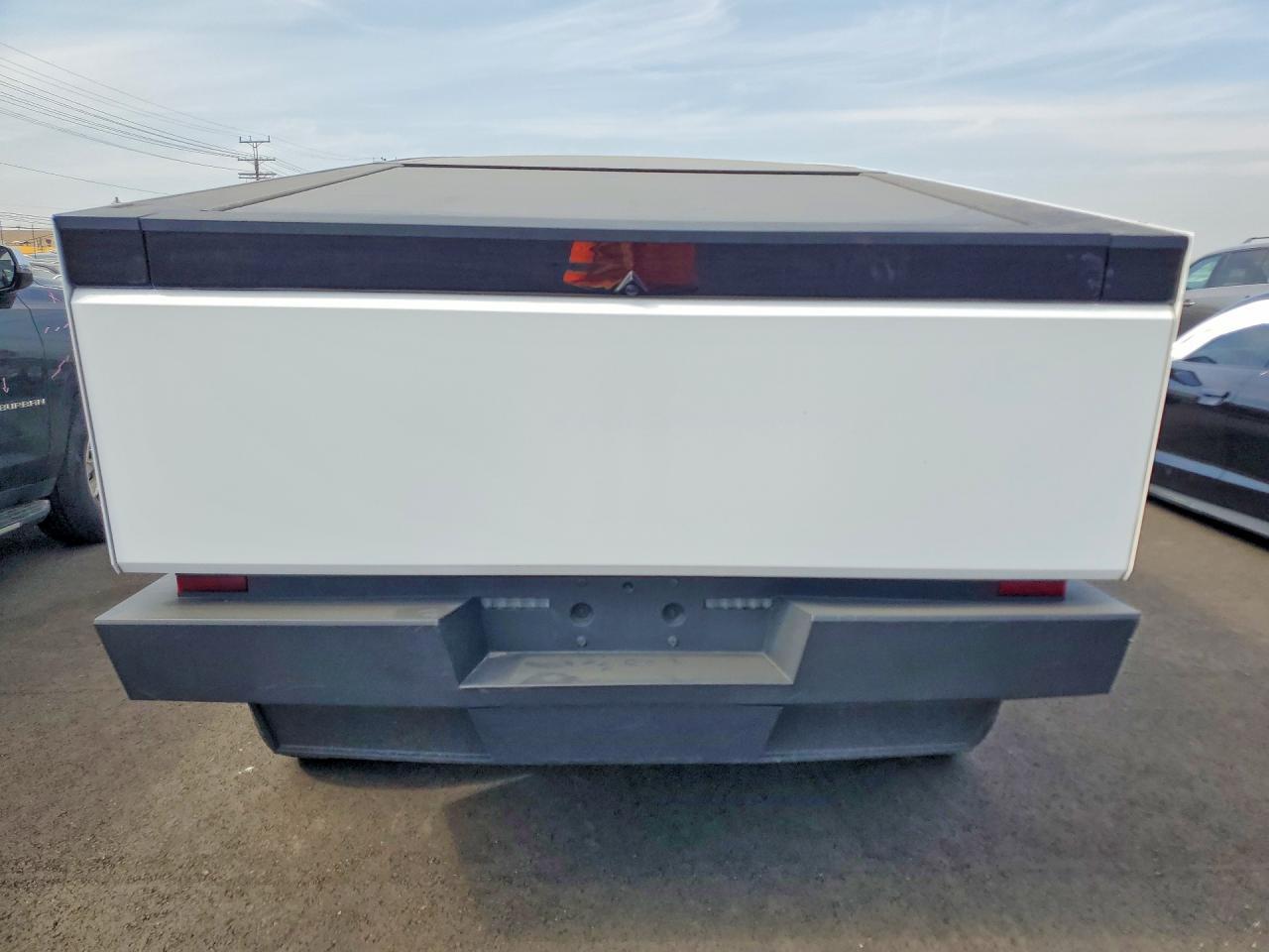 2025 Tesla Cybertruck - Фото 6