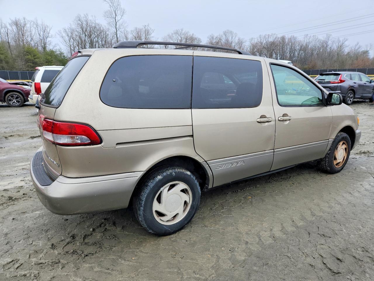 2003 Toyota Sienna - Image 3
