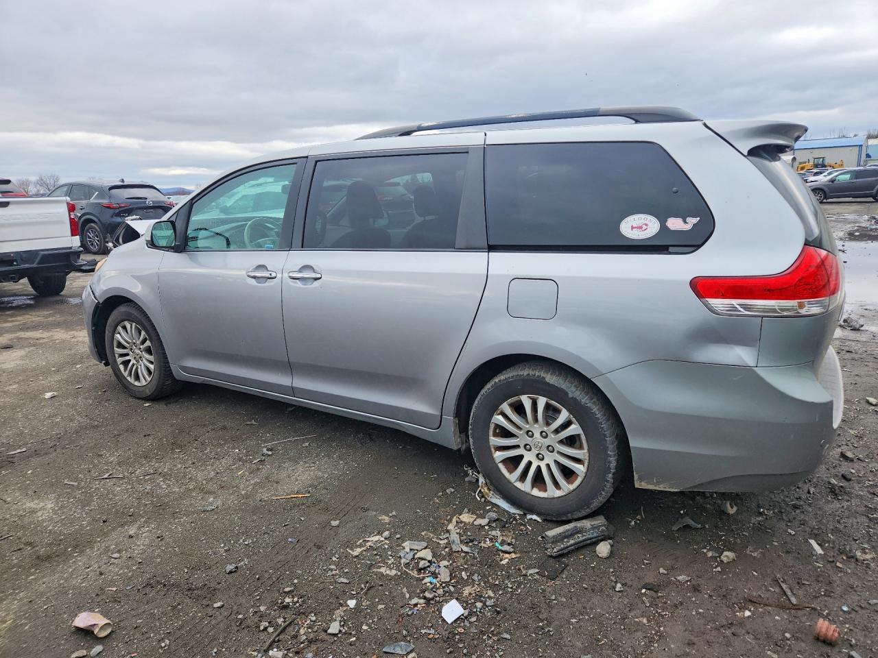 2011 Toyota Sienna Xle 8-Passenger - Фото 2
