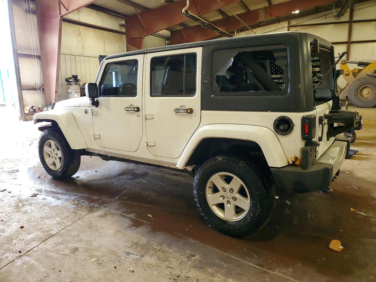 2014 Jeep Wrangler Unlimited Sahara - Image 2