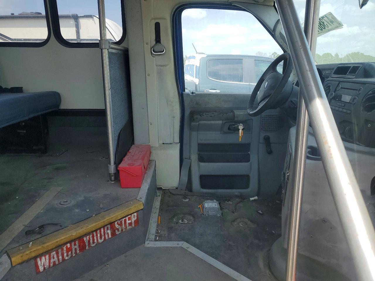 2016 Ford Econoline E450 Super Duty Cutaway Van - Фото 5