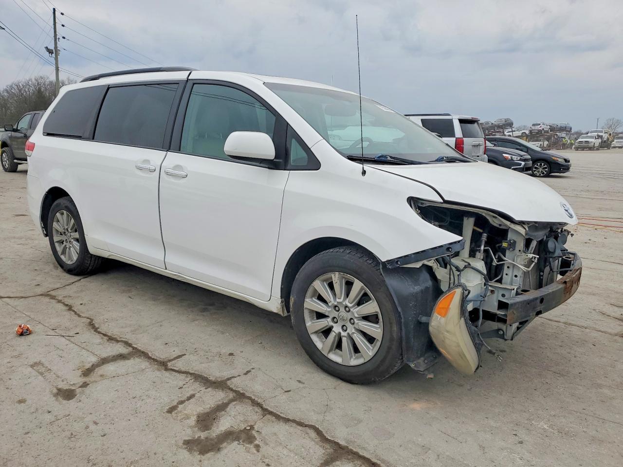 2013 Toyota Sienna Xle 7-Passenger - Image 4