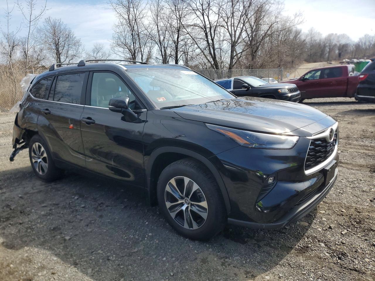 2024 Toyota Highlander Xle - Image 4