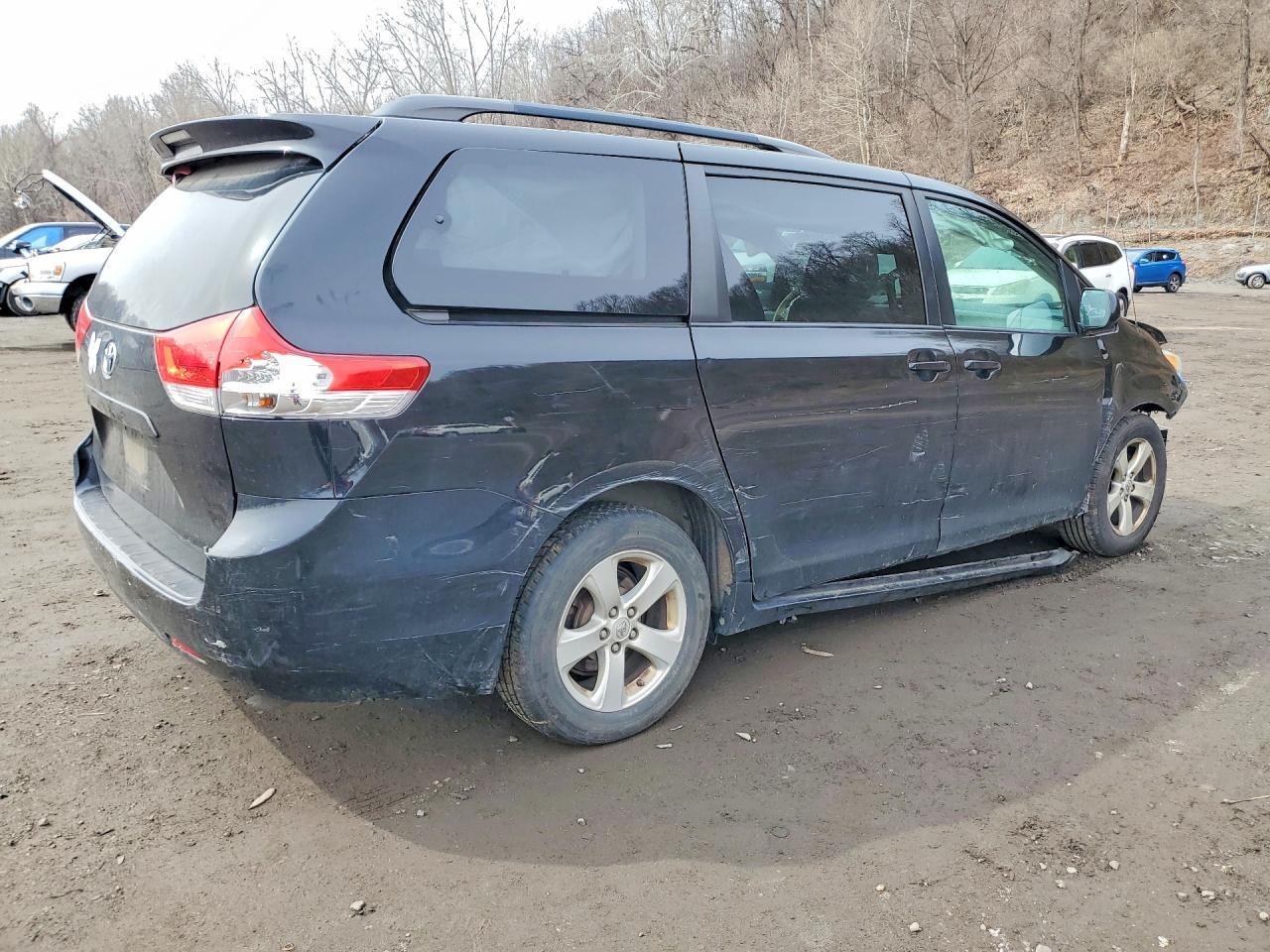 2014 Toyota Sienna Le 8-Passenger - Image 3