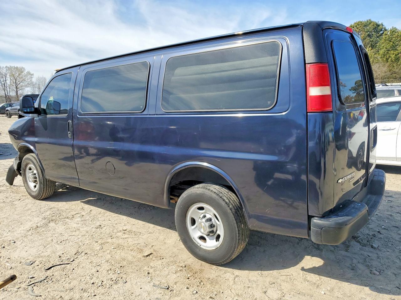 2014 Chevrolet Express 2500 Cargo Utility / Service Van - Фото 2