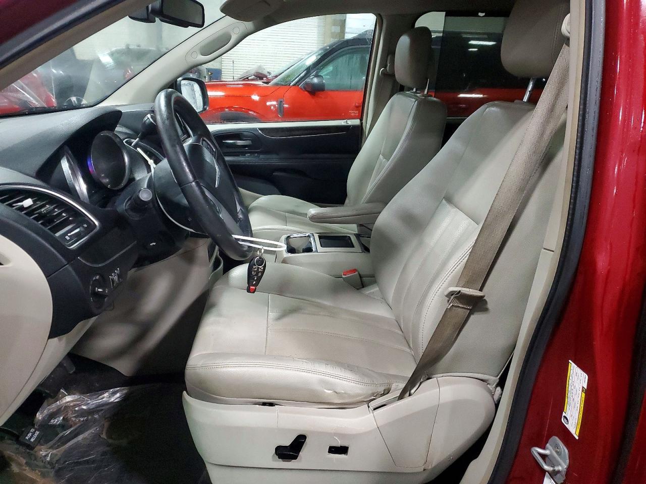 2012 Chrysler Town & Country Touring L - Фото 7