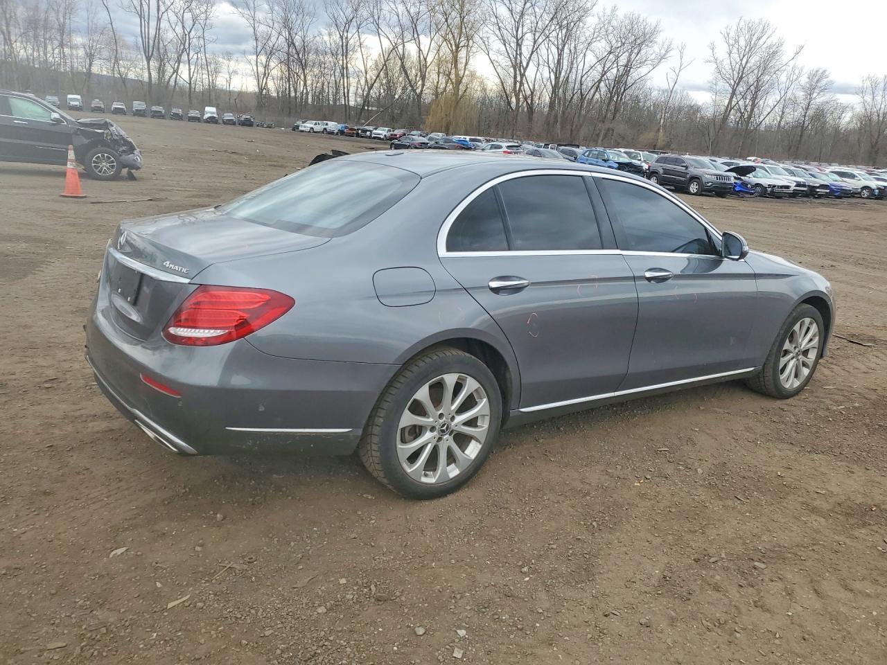 2017 Mercedes-Benz E 300 4Matic - Фото 3
