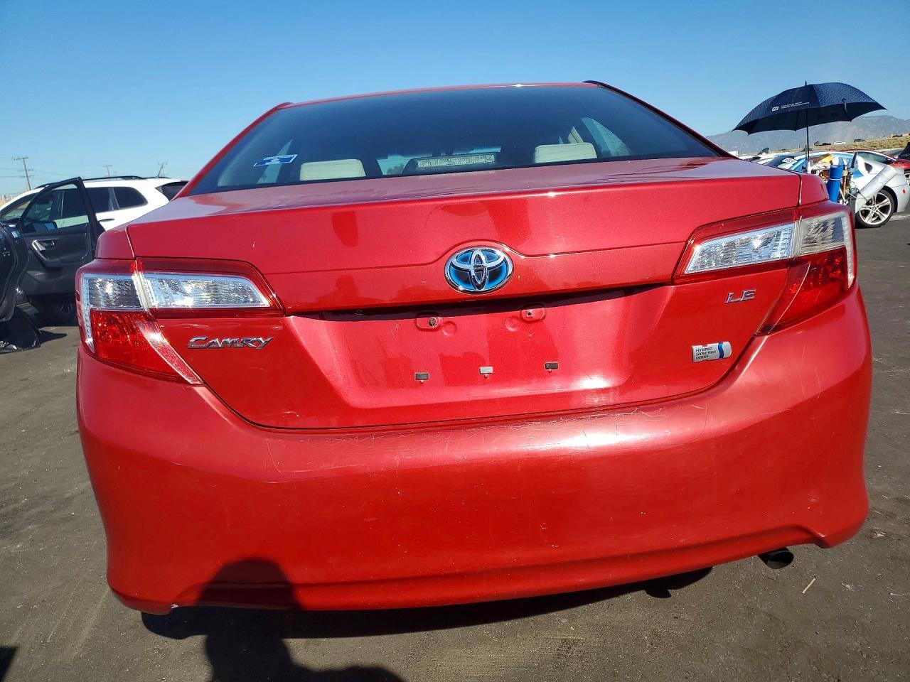 2014 Toyota Camry Hybrid Le - Image 6