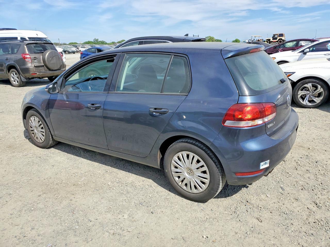 2013 Volkswagen Golf - Image 2