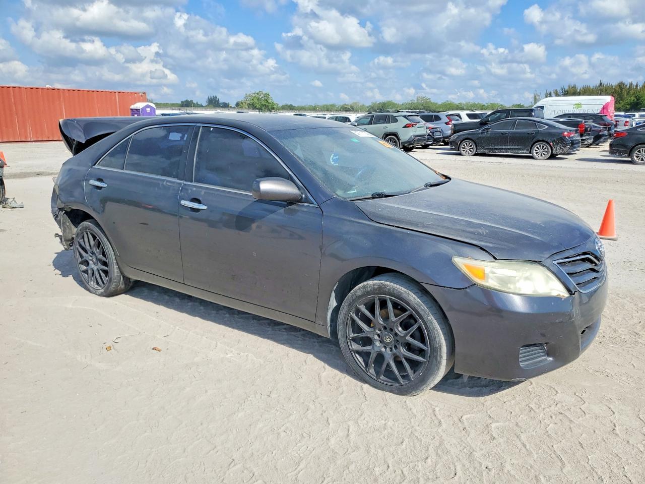 2010 Toyota Camry Le - Фото 4