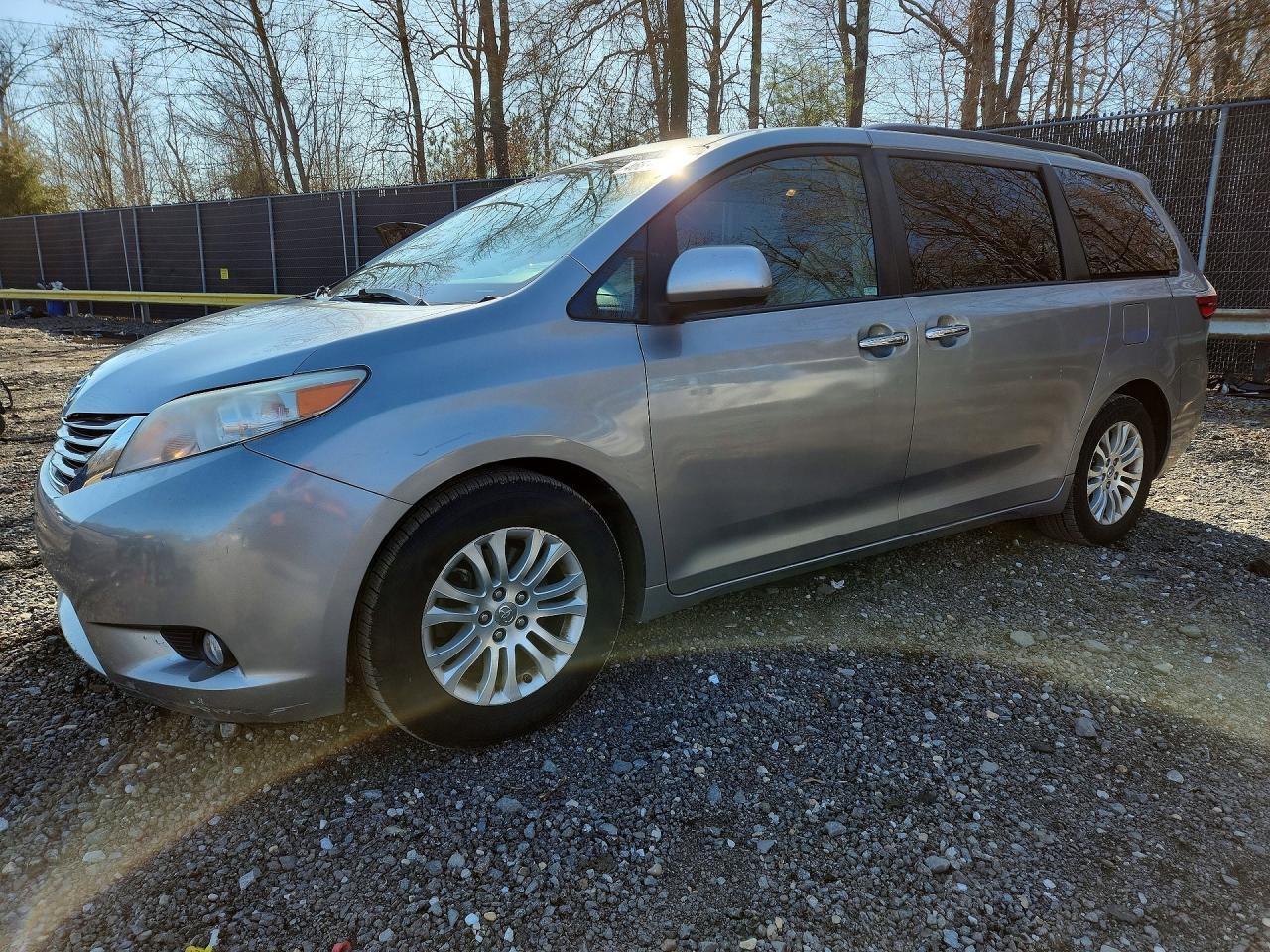 2016 Toyota Sienna Xle 8-Passenger