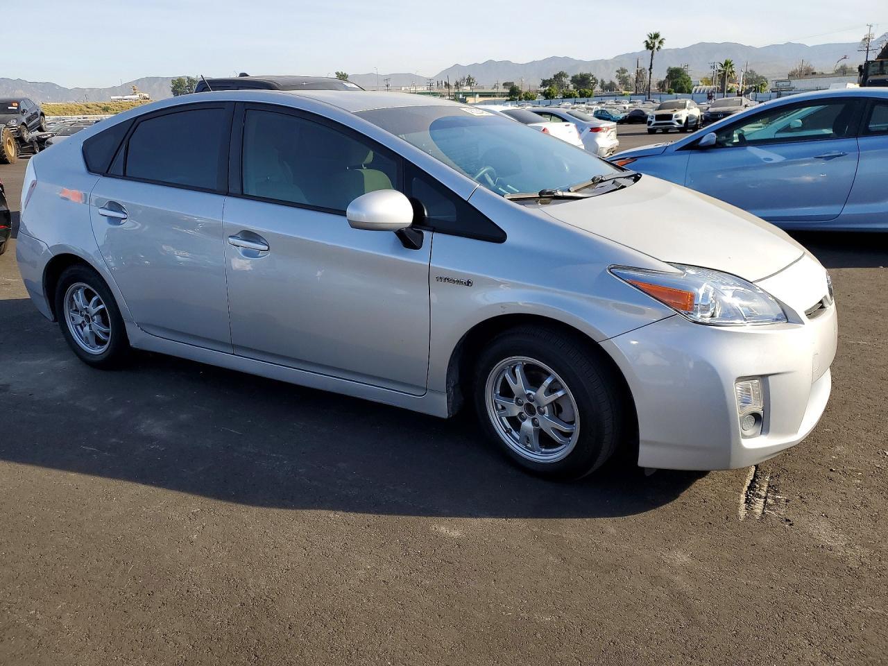 2011 Toyota Prius Three - Фото 4