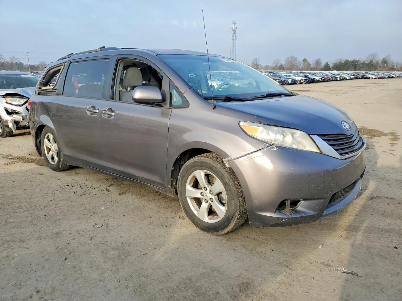 2012 Toyota Sienna Le 8-Passenger - Фото 4