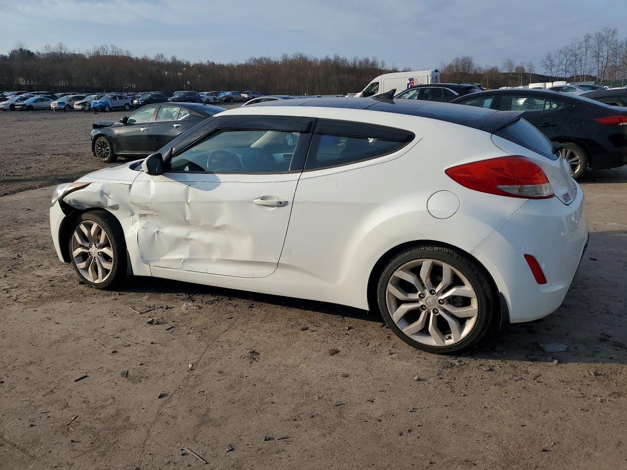 2013 Hyundai Veloster Base - Фото 2