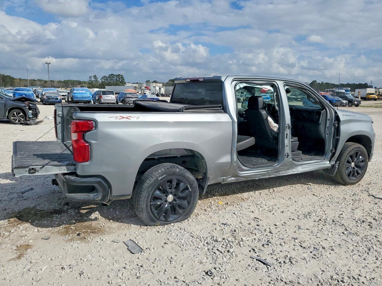 2023 Chevrolet Silverado K1500 - Фото 3