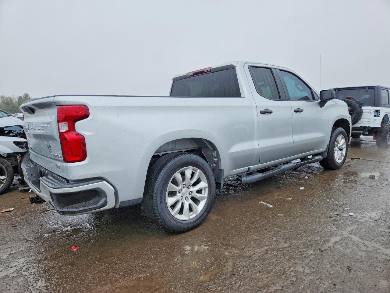 2020 Chevrolet Silverado K1500 Custom - Фото 3
