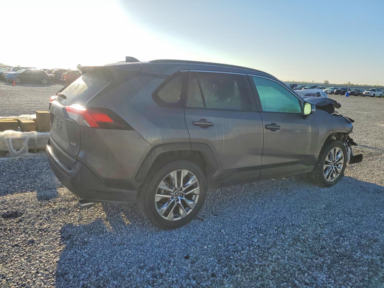 2020 Toyota Rav4 Xle Premium - Image 3